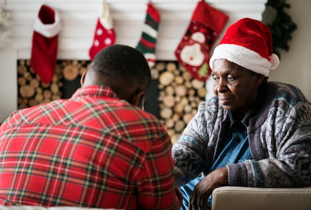 Famille noire profitant de Noël