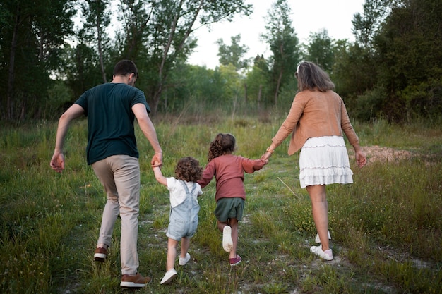 Photo famille nomade s'amusant dans la nature