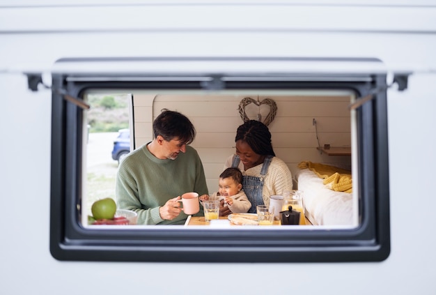 Famille nomade vivant dans la nature