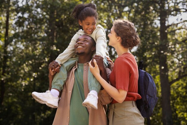 Photo famille nomade voyageant dans la nature