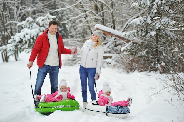 Une famille nombreuse avec des enfants en promenade en hiver.