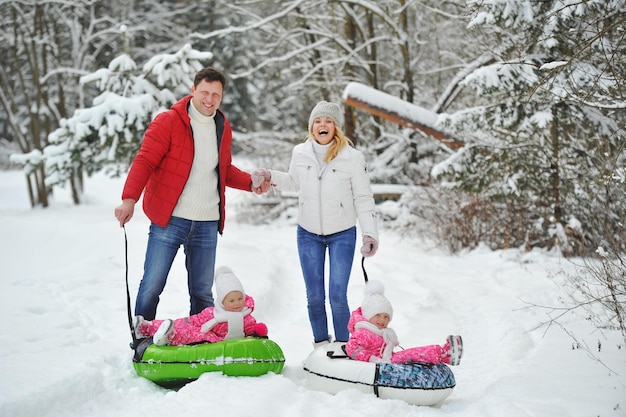 Une famille nombreuse avec des enfants en promenade en hiver.