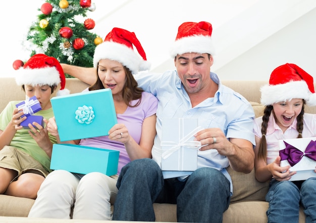 Famille ouvrant des cadeaux de Noël