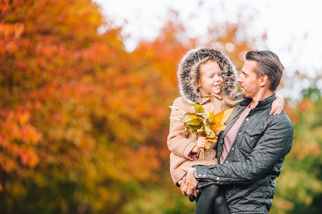 Famille de papa et enfant sur une belle journée d'automne dans le parc