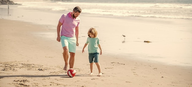 Famille de papa homme et enfant garçon jouant au ballon sur le bonheur de la plage