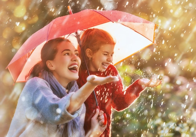 Famille avec parapluie rouge