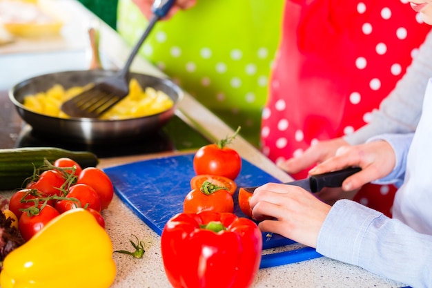 Famille - Parents et enfants - préparer un repas sain dans la cuisine domestique