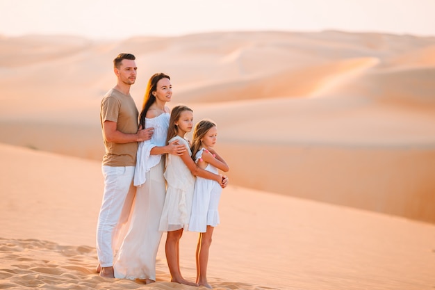 Famille parmi les dunes du désert de Rub al-Khali aux Émirats arabes unis