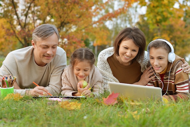 Famille passant du temps ensemble à l'extérieur en automne