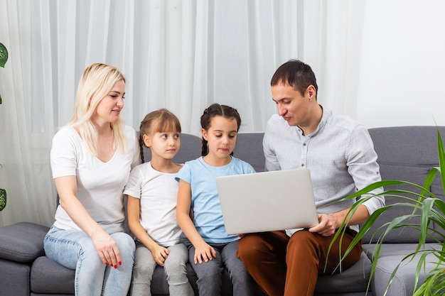 Famille passant du temps ensemble à la maison