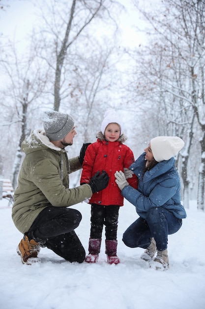 Famille passant du temps à l'extérieur le jour de l'hiver vacances de Noël