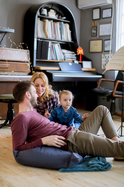 Famille passant du temps à la maison avec leur fille