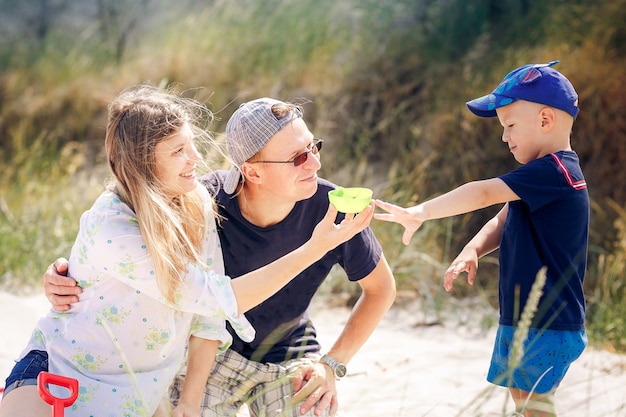 Famille passant un week-end sur la plage