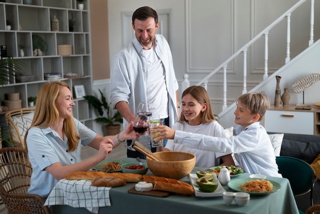 La famille passe un bon moment ensemble