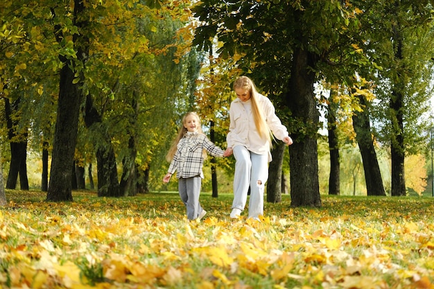 La famille passe du temps ensemble dans le parc d'automne