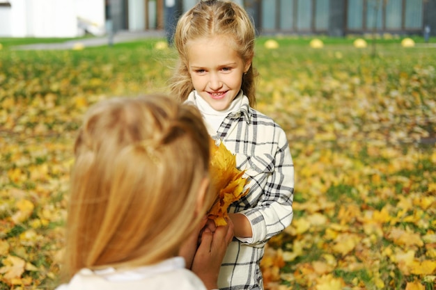 La famille passe du temps ensemble dans le parc d'automne