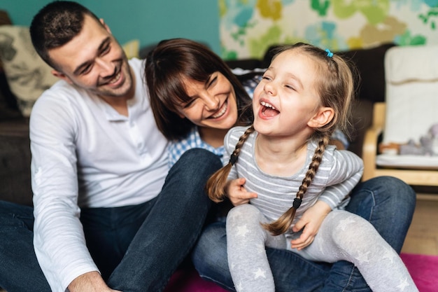 La famille passe du temps ensemble à la maison