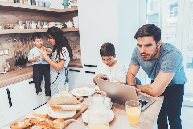 La famille passe du temps ensemble à la maison
