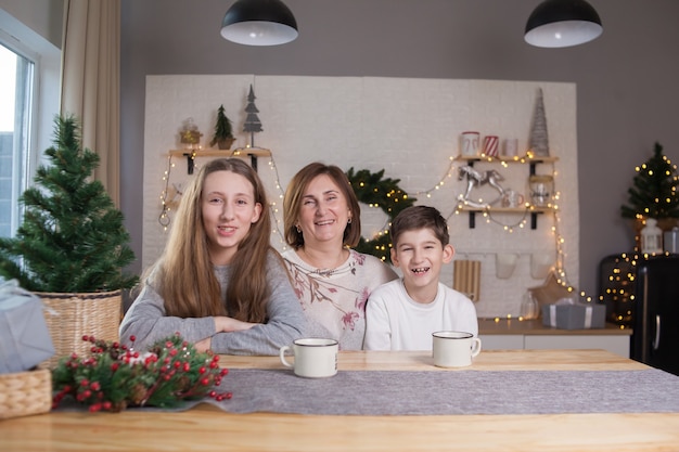 La famille passe du temps ensemble le soir du nouvel an