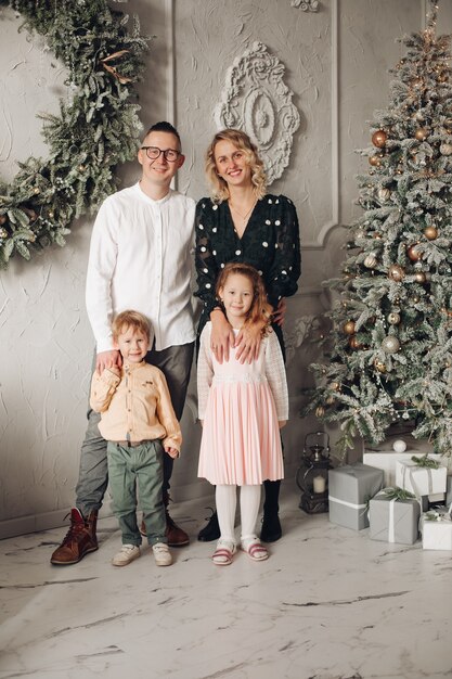 Famille passer du temps ensemble dans l'atmosphère de Noël à la maison