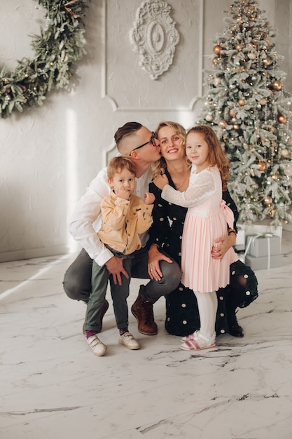 Famille passer du temps ensemble dans l'atmosphère de Noël à la maison