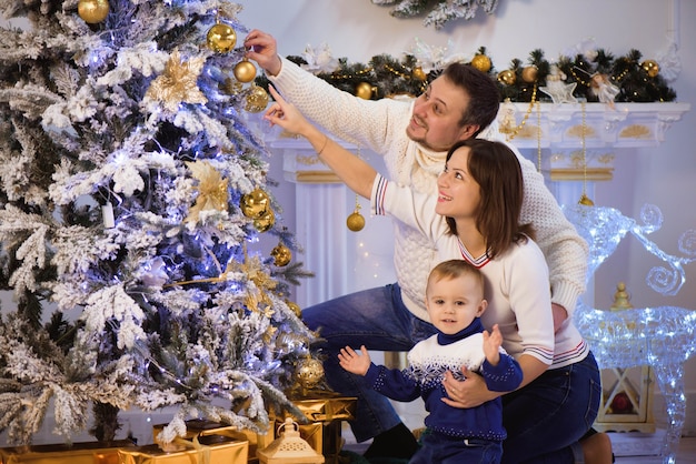 Famille passer du temps ensemble à Noël