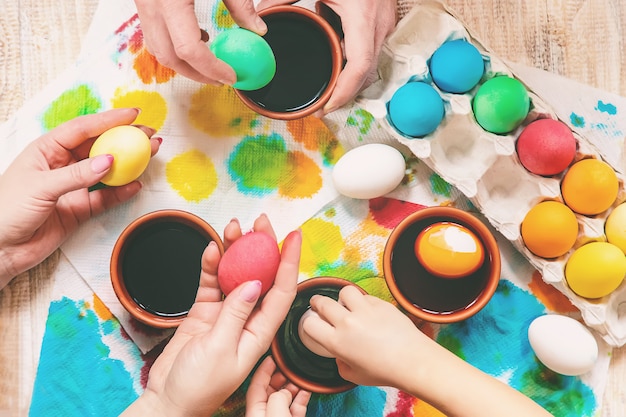 Famille peint des oeufs de Pâques. Mise au point sélective. fête.
