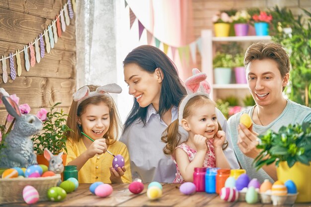 La famille peint des oeufs