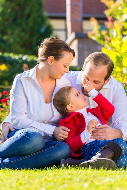 Famille sur la pelouse du jardin