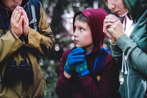 Photo famille perdue et froide dans une forêt