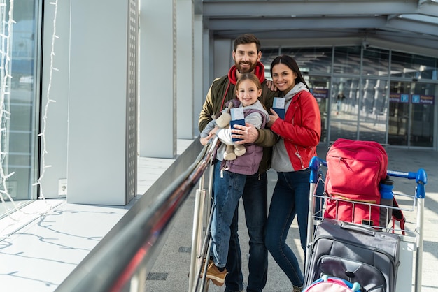 Famille avec petit enfant dans le terminal de l'aéroport. Voyager en avion pendant les vacances. Concept d'aventures et d'émotions