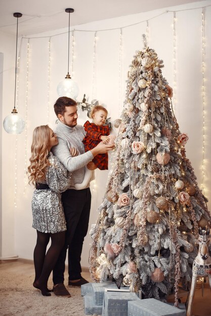 Photo famille avec une petite fille à la maison