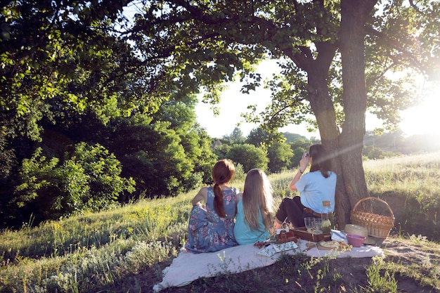 Photo famille en pique-nique dans un pré de la forêt