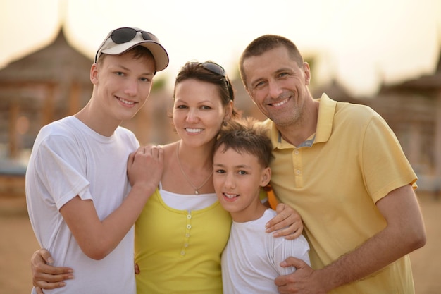 Famille à la plage en été