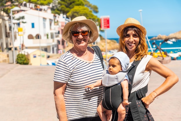 Une famille sur la plage de Sa Tuna sur la côte de Begur en été Gérone