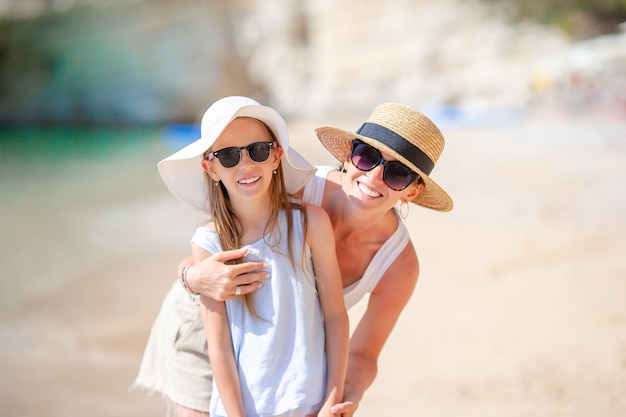 Famille sur plage tropicale. Maman et enfant profitent de leurs vacances