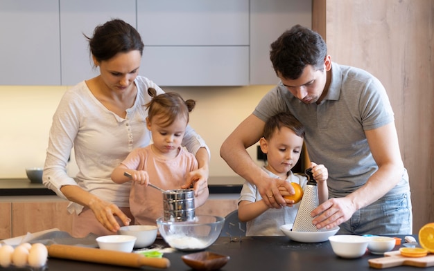 Famille de plan moyen dans la cuisine