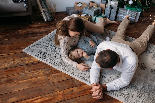 Famille, plancher, jouer, chez soi, près, arbre noël