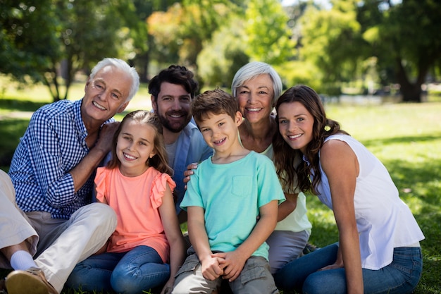 Famille de plusieurs générations assis dans le parc