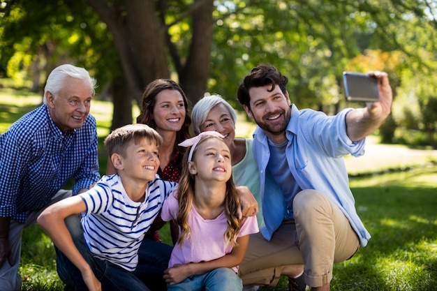 Famille de plusieurs générations prenant un selfie sur téléphone mobile