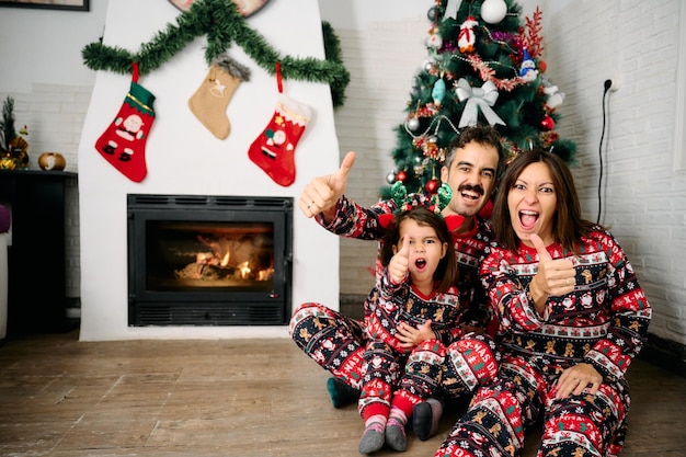 Famille portant un pyjama de Noël assorti