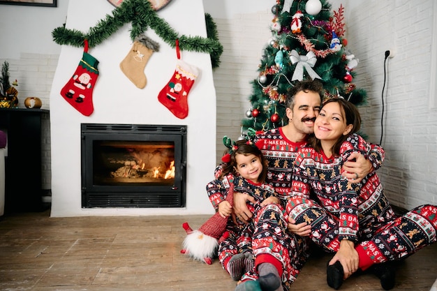 Famille portant un pyjama de Noël assorti