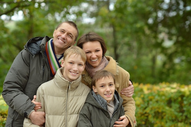 Famille posant dans le parc