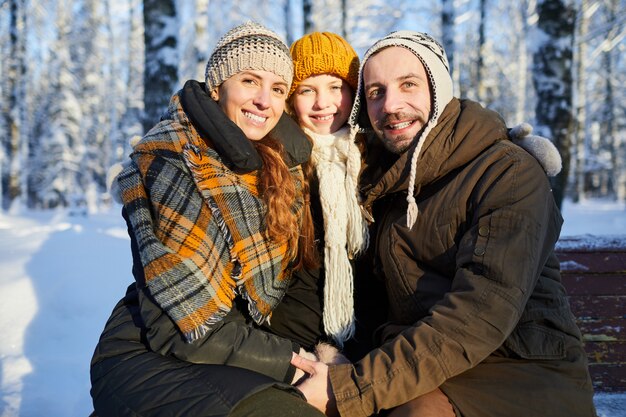 Famille posant ensemble en hiver