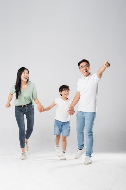 une famille posant sur un fond blanc