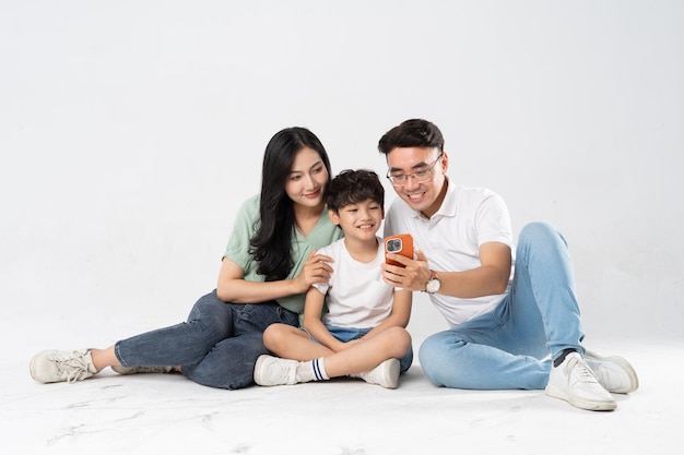 une famille posant sur un fond blanc