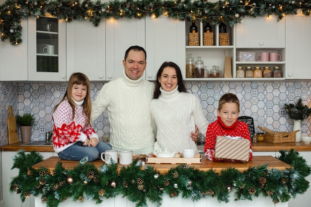 Famille posant le jour de Noël