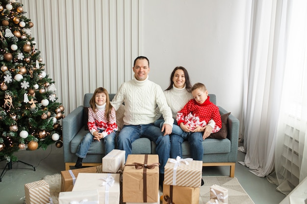 Famille posant le jour de Noël