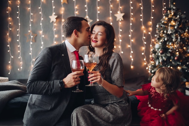 Famille posant le jour de Noël