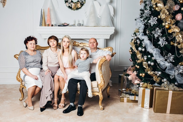 Famille posant près de l'arbre de Noël